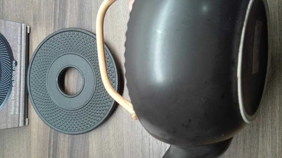 NANA Kichenette żeliwny czajnik dzbanek z podstawa bambus japandi wabi