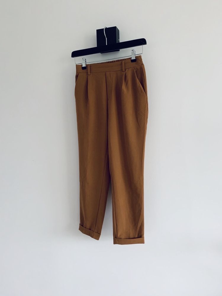 Spodnie joggery chinos cygaretki musztardowe camel basic stradivarius