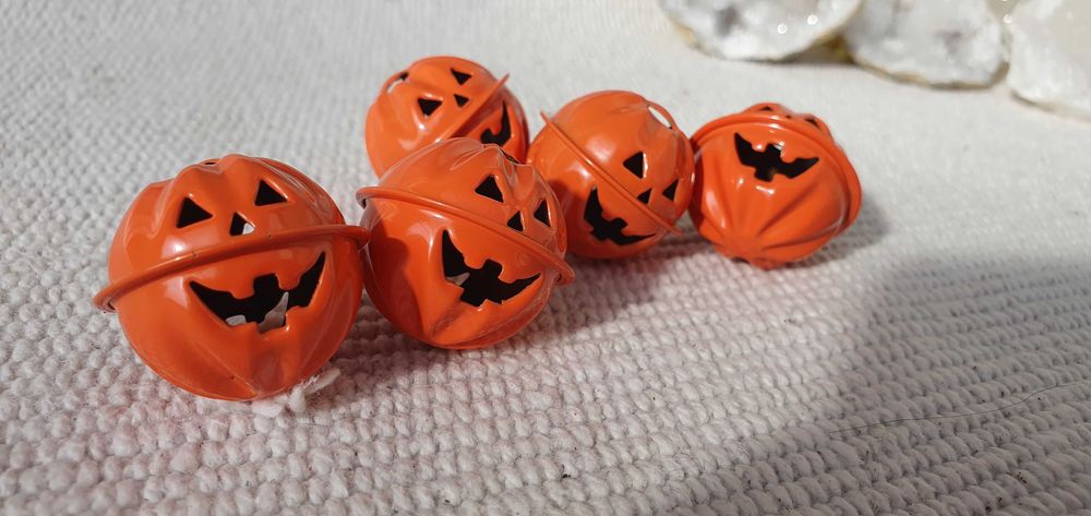 Śliczne pomarańczowe dzwonki metalowe, 5 sztuk, dynie, nowe. Halloween