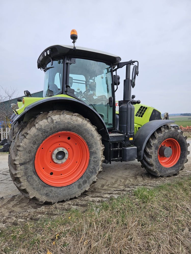 Claas Arion 650.