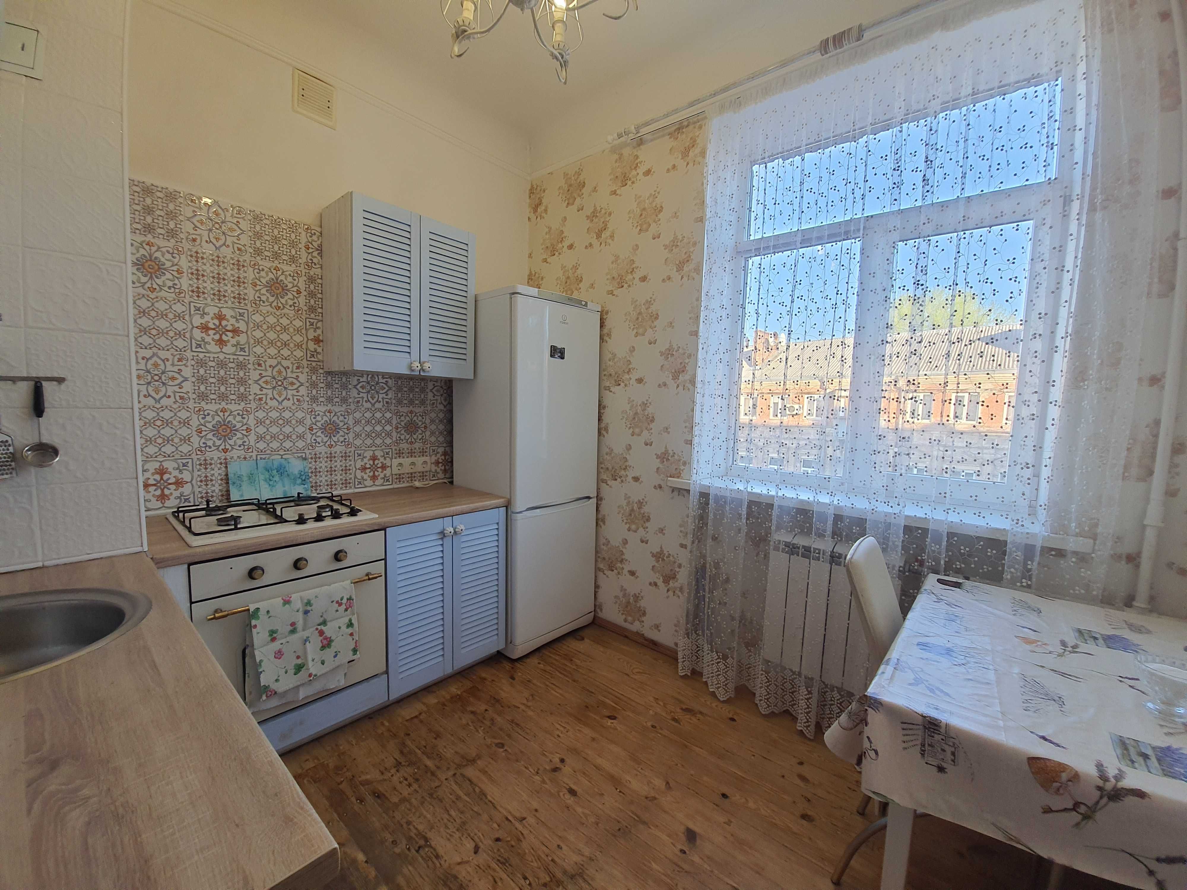 Продаю хорошую 2-х ком.сталинку по ул Сечевых Стрельцов (Артема)