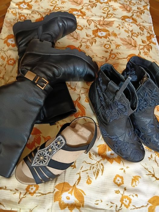 Продаю зимние женские сапоги