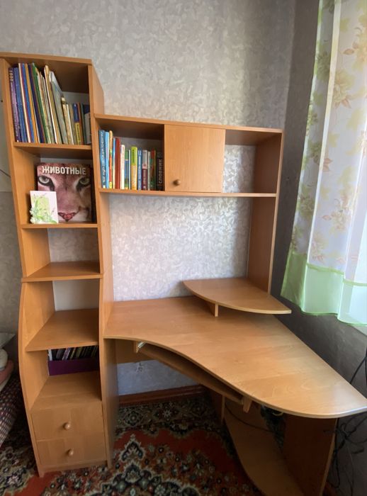 Кутовий стіл з надбудовою та пеналом