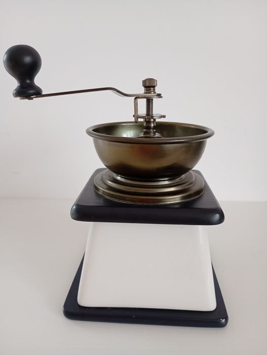 Młynek do kawy ceramiczny unikatowy kolor