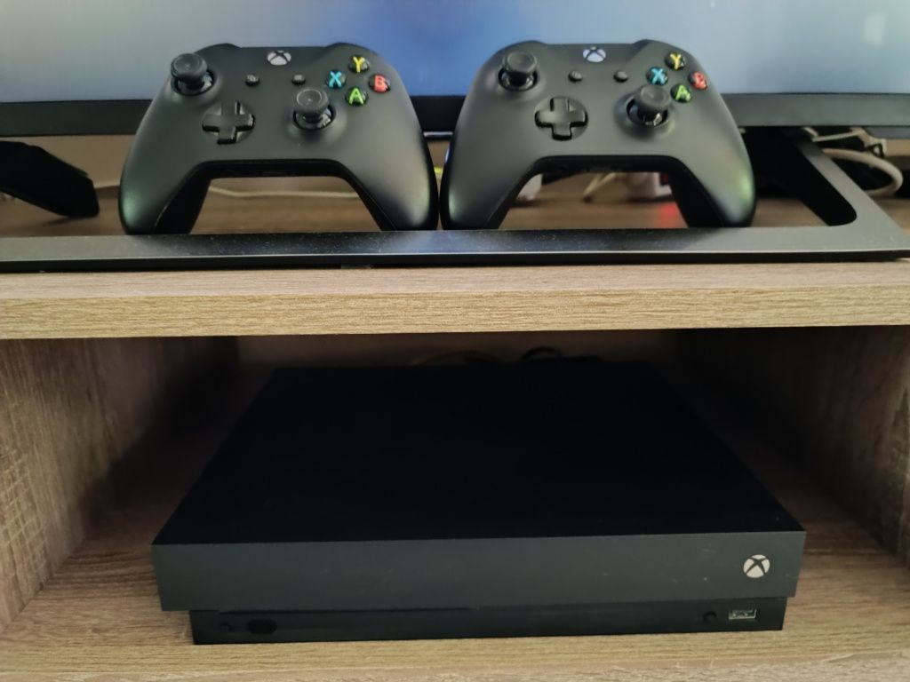 Xbox One X 1tb + 2 pady