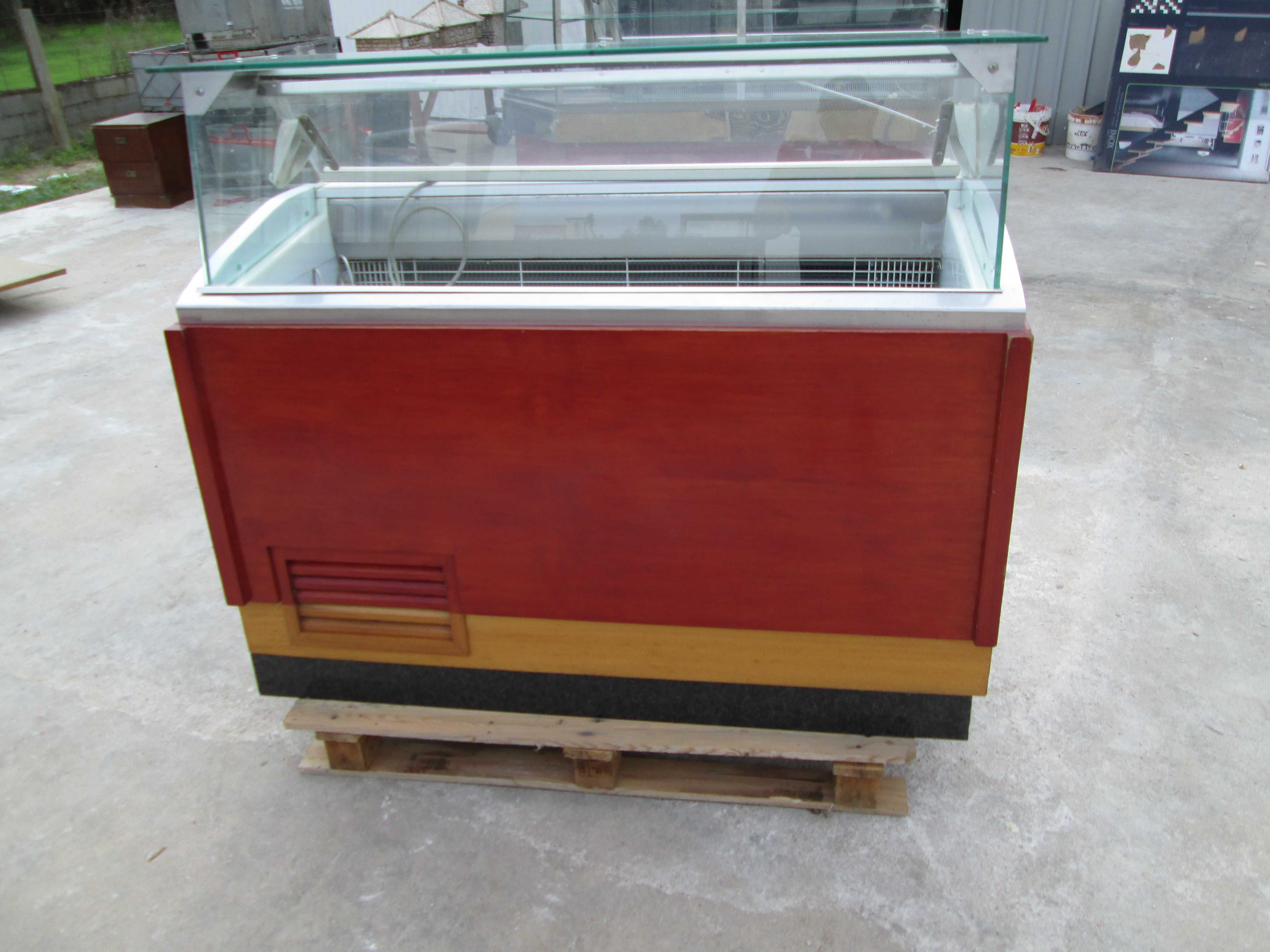 Vitrine horizontal refrigerada.