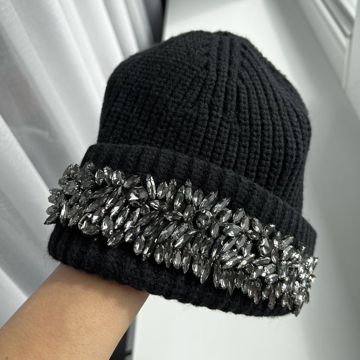 Шикарна жіноча шапка вишита камінням / тепла зимова шапка