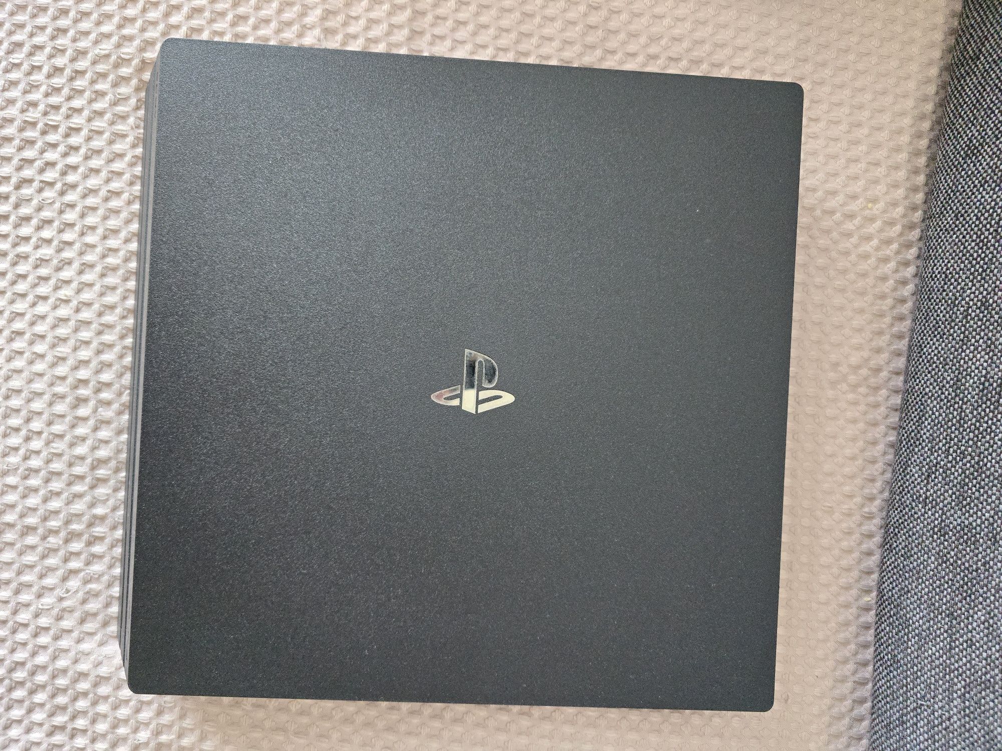 PS4 Pro - 2 Pady podst. ładująca + gry