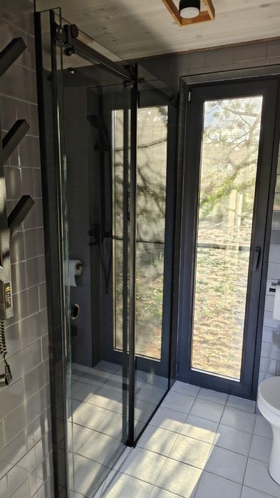 Здається подобово будиночок у лісі