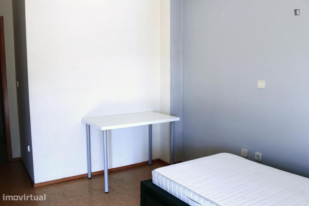 Quarto - localizado em Campanhã Porto