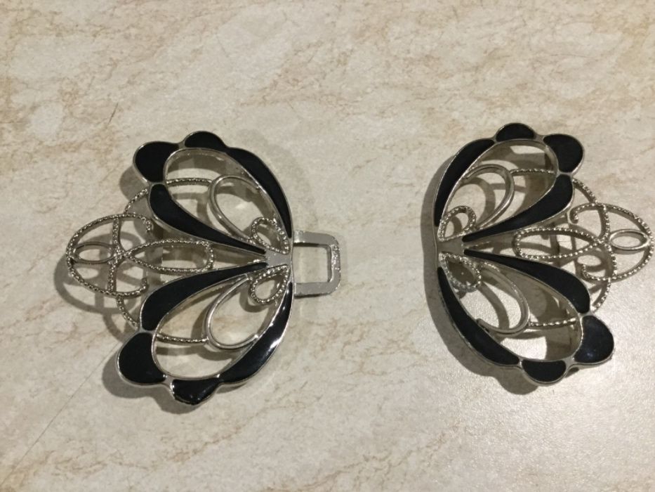 К поясу металическая пряжка