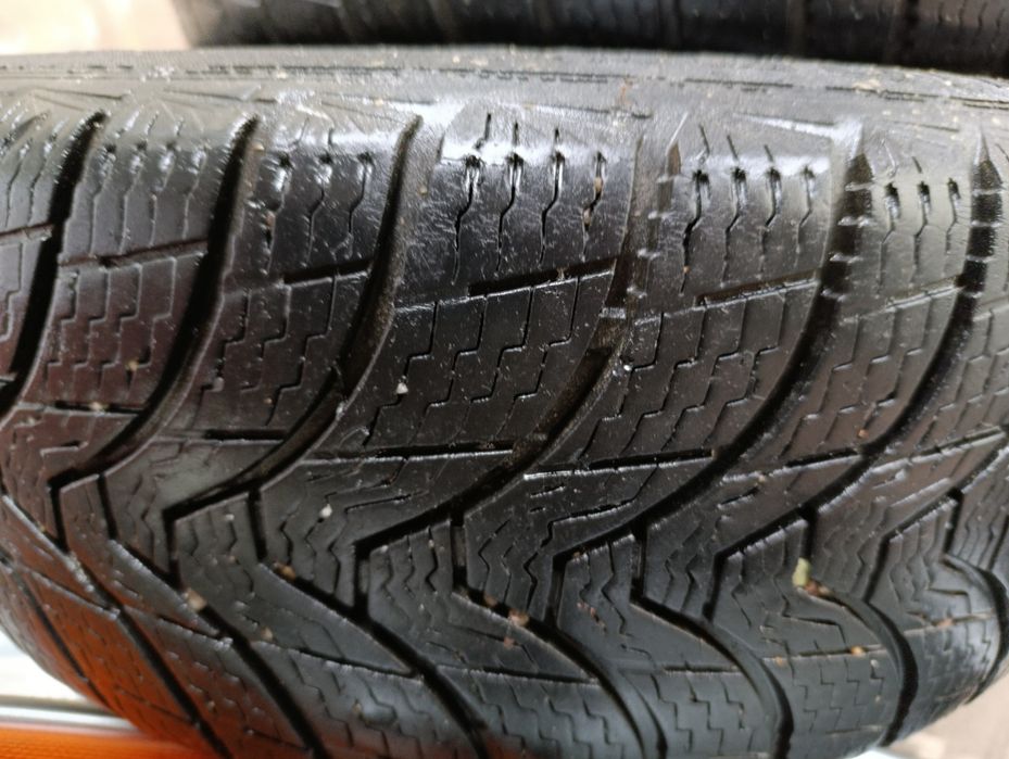Продам зимову гуму R15.