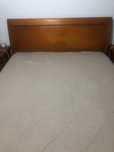 Quarto completo, cama, 2 mesas de cabeceira e cómoda com 4 gavetas