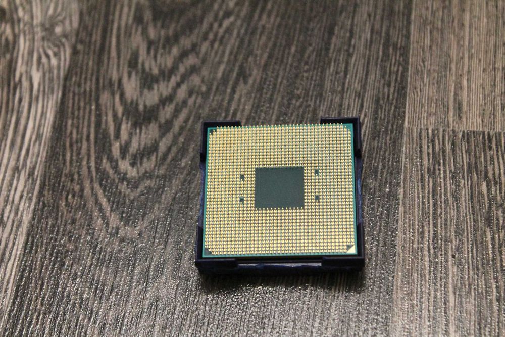 Процесор AMD Ryzen 5 2600 . Для ігор та монтажу відео