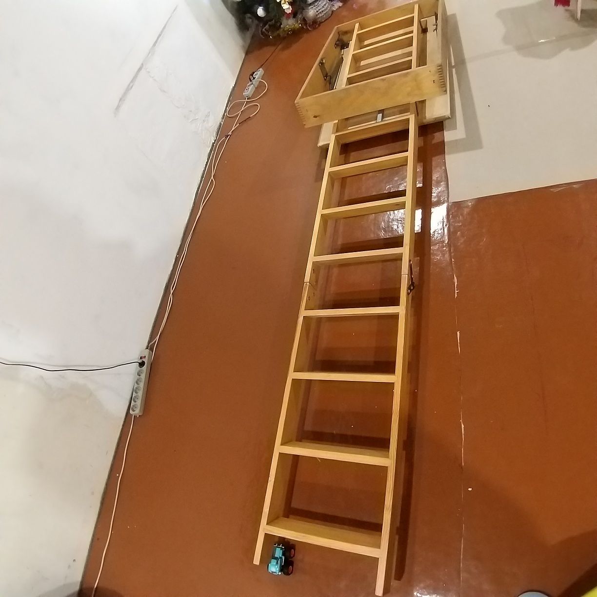 Продам лестницу на чердак деревянную