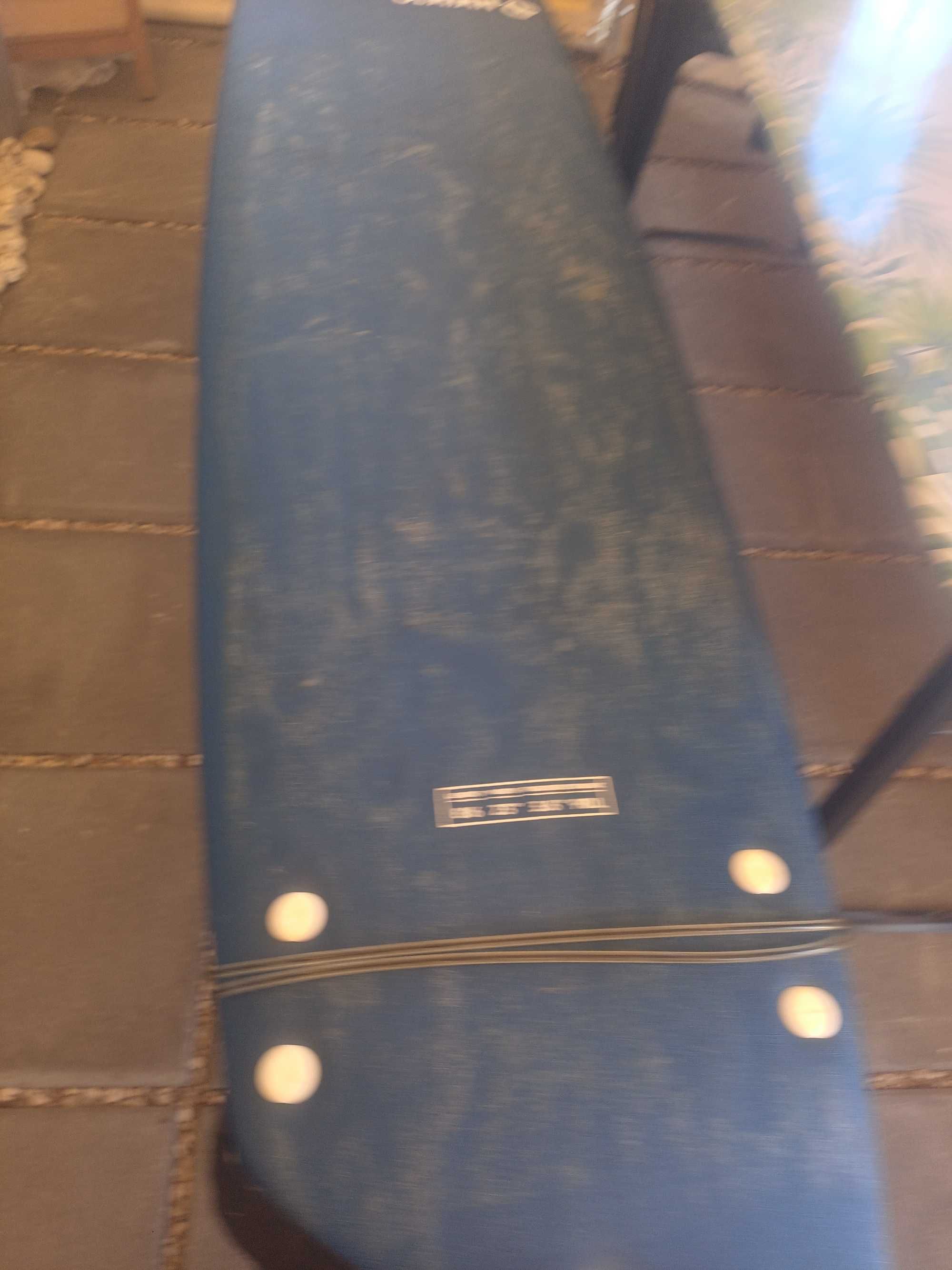 Prancha de Surf em Espuma 500 8'6'' com um leash e 3 quilhas. (Nova)