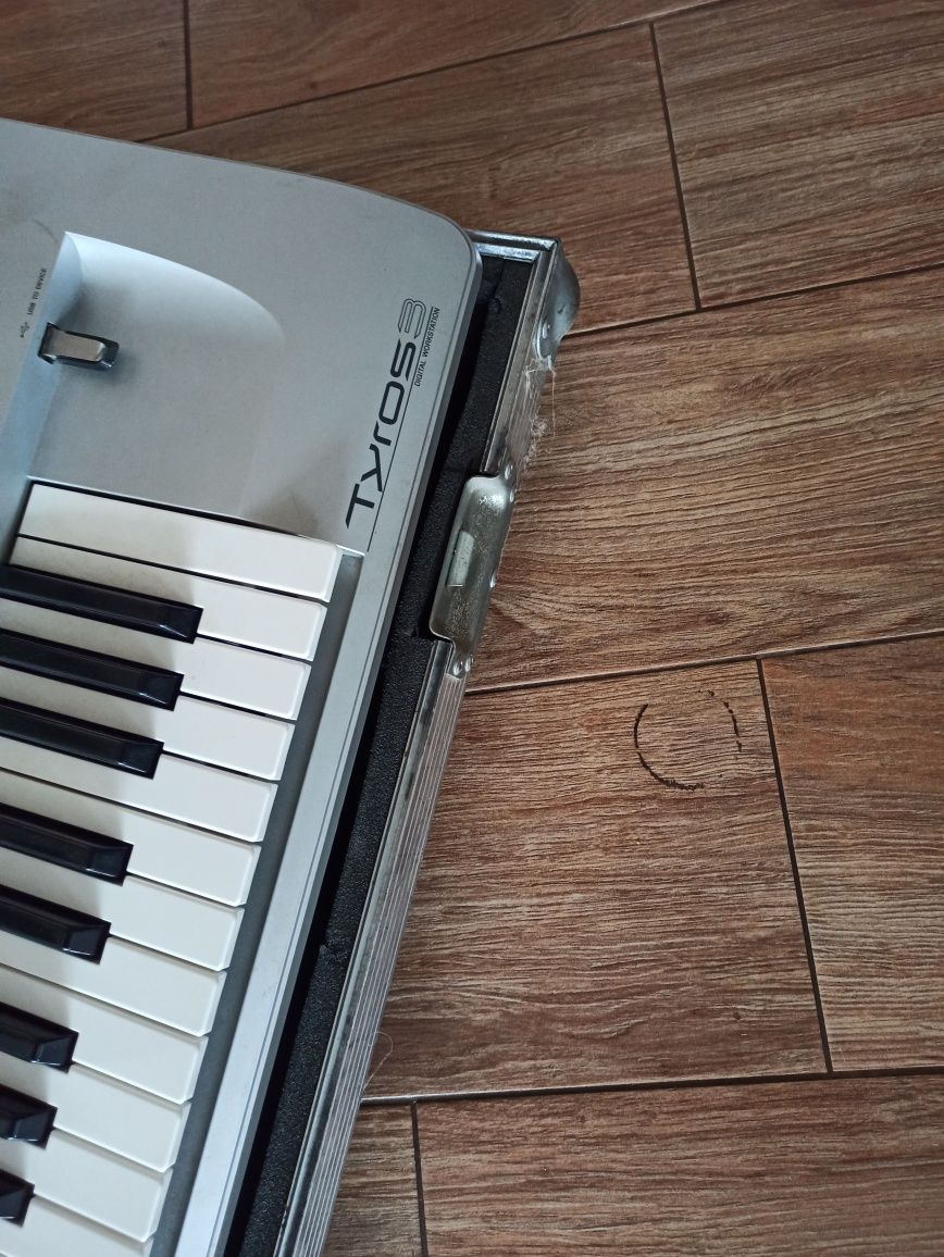 Tyros 3 wraz z hard case