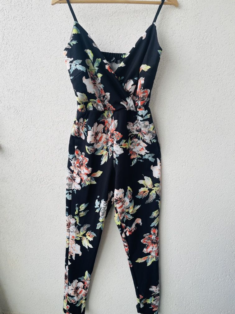 boohoo czarny kombinezon w kwiaty r.36
