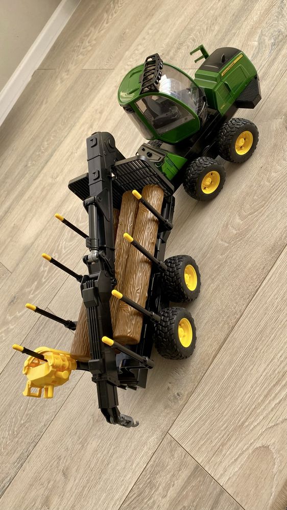 Bruder 02133 Forwarder John Deere 1210E z chwytakiem i 4 pniami