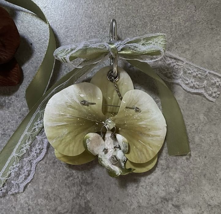 брелок орхідея з пірсингом pierced ochid keychain