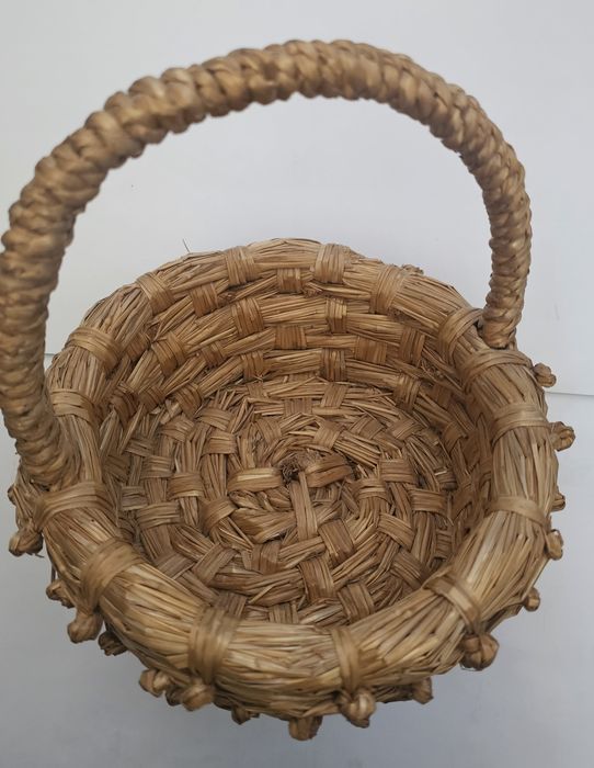 Piękny, ręcznie robiony koszyk ze słomy Wielkanoc