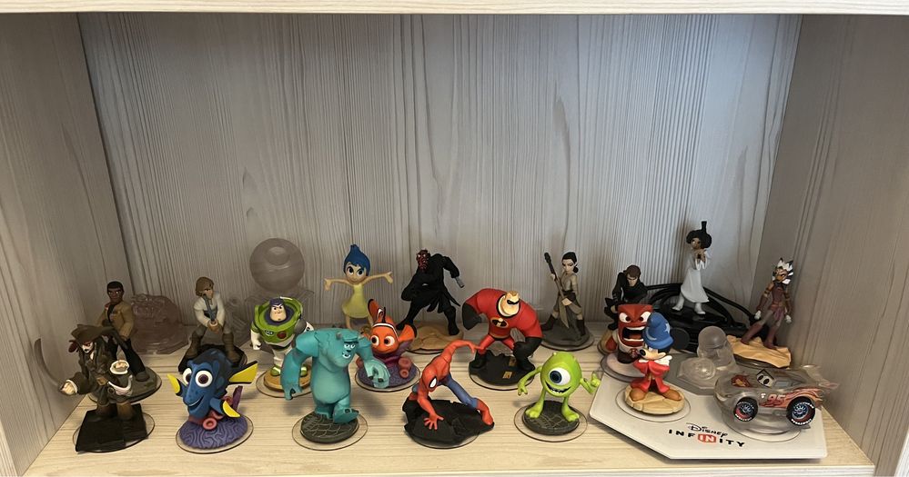 Varias figuras Disney + base