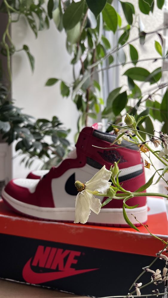 Jordan 1 Retro High OG Chicago Lost and Found - 9.5 US