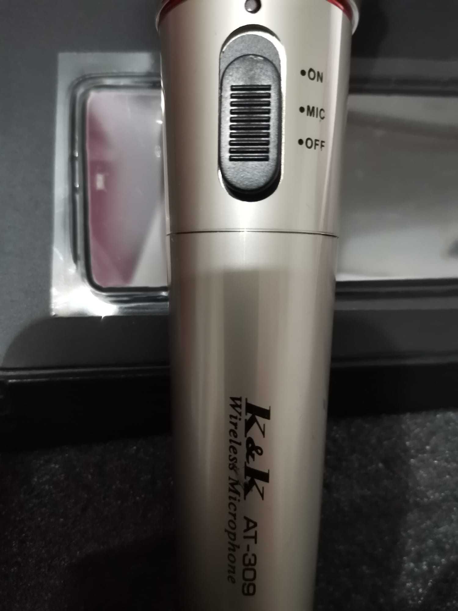 Microfone com fios ficha XLR para karaoke, nunca usado na caixa