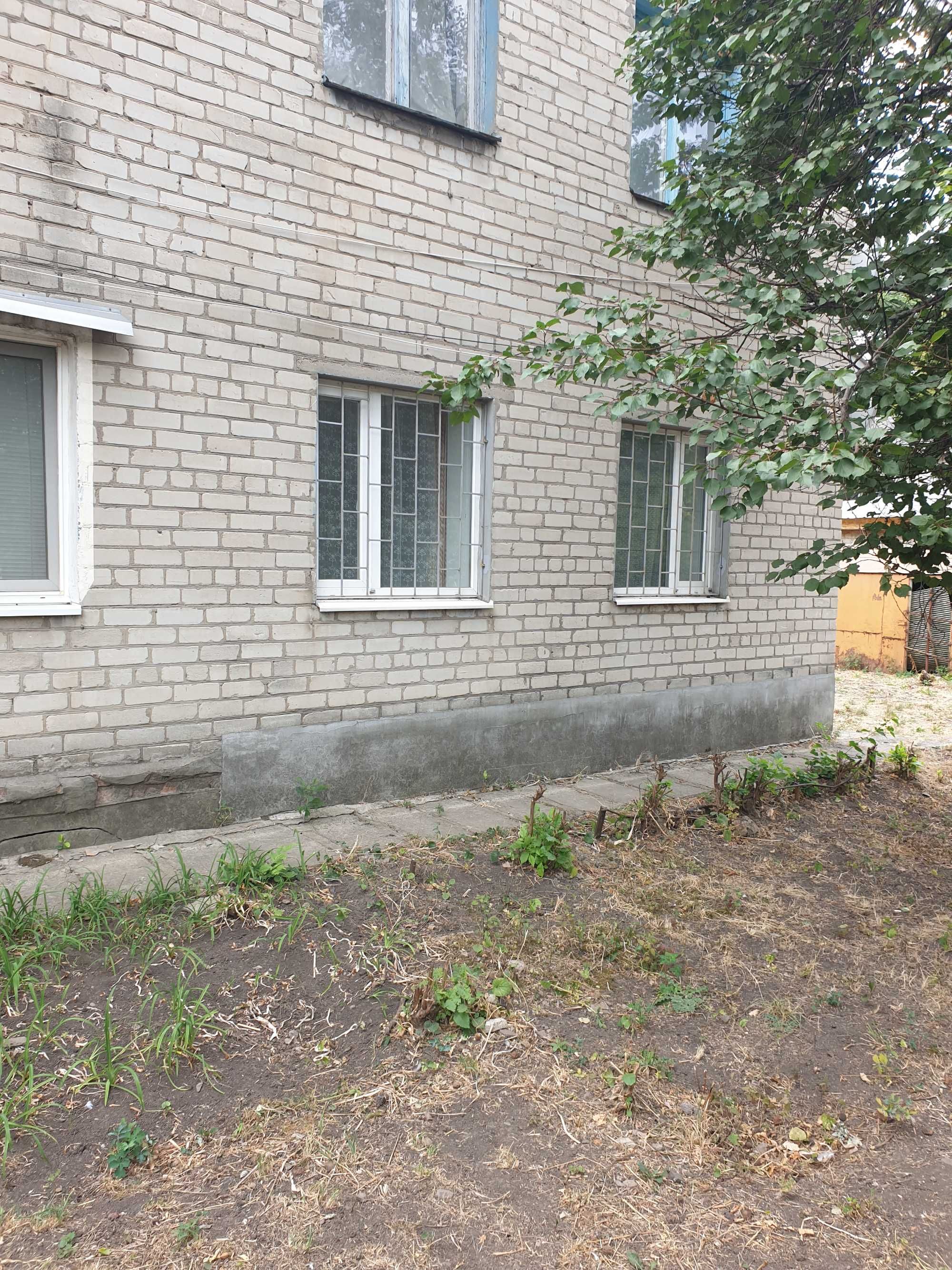 Продам 3-х квартиру 43,5м.кв  на 1 этаже 2-х этажного кирпичного дома.