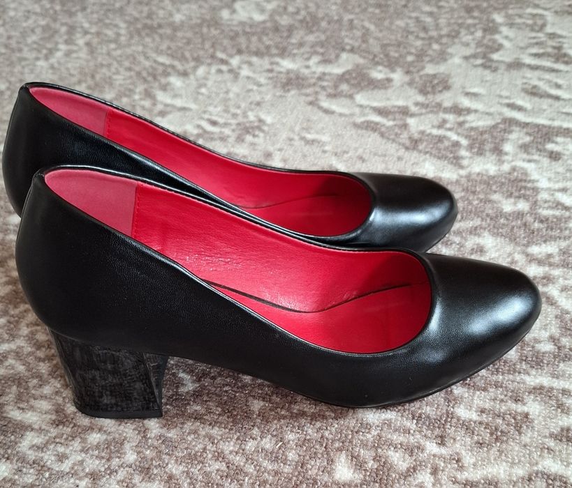 Женские туфли на устойчивом каблуке