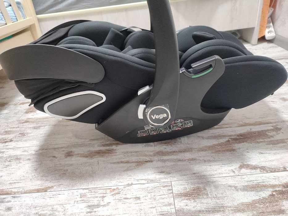 Дитяче автокрісло Carello Vega + адаптери