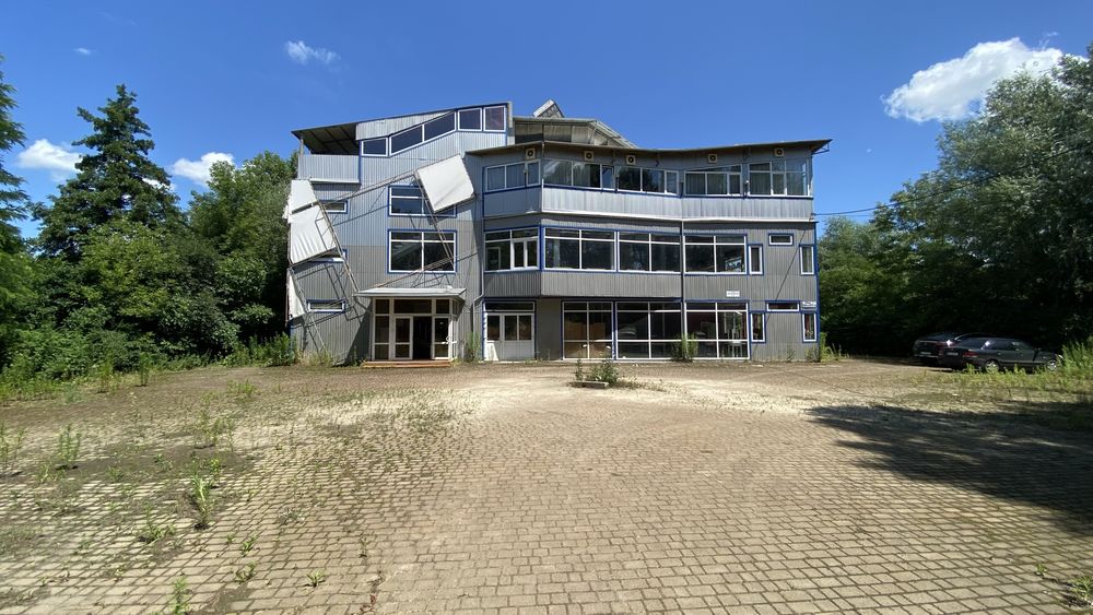 Продаж комерційною нерухомості 1700 м2 в Чернівцях власна земля 17 сот