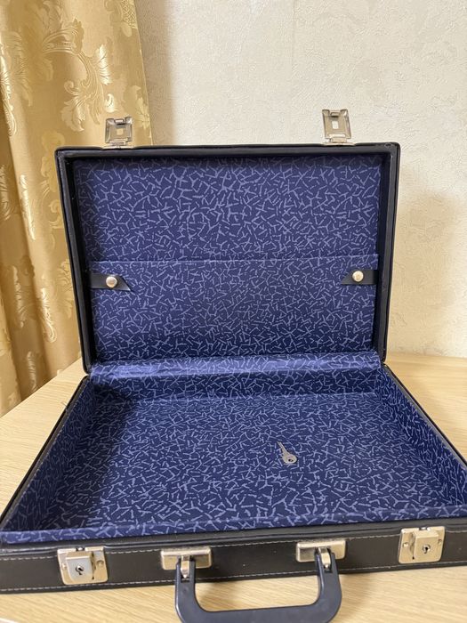 Чорний дипломат часів СРСР