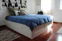 Cama de casal branca IKEA, modelo BRIMNES