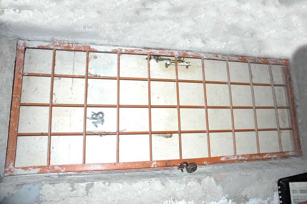 Решетка  метал дверная  новая с коробкой из уголка  2.06см  х 82см