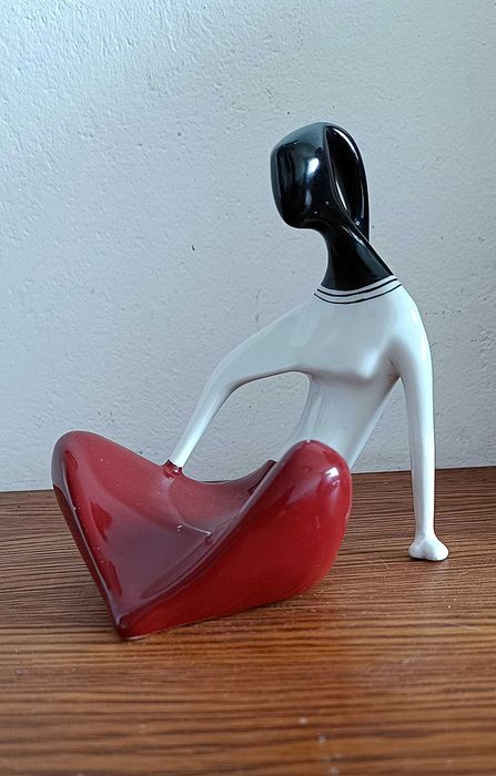 Figurka porcelanowa Siedząca Dziewczyna proj. H. Jędrasiak Ćmielów