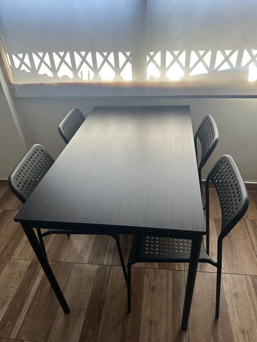 Mesa de jantar + cadeiras + 4 conj de almofadas