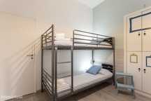 674821 - Quarto com várias camas em...