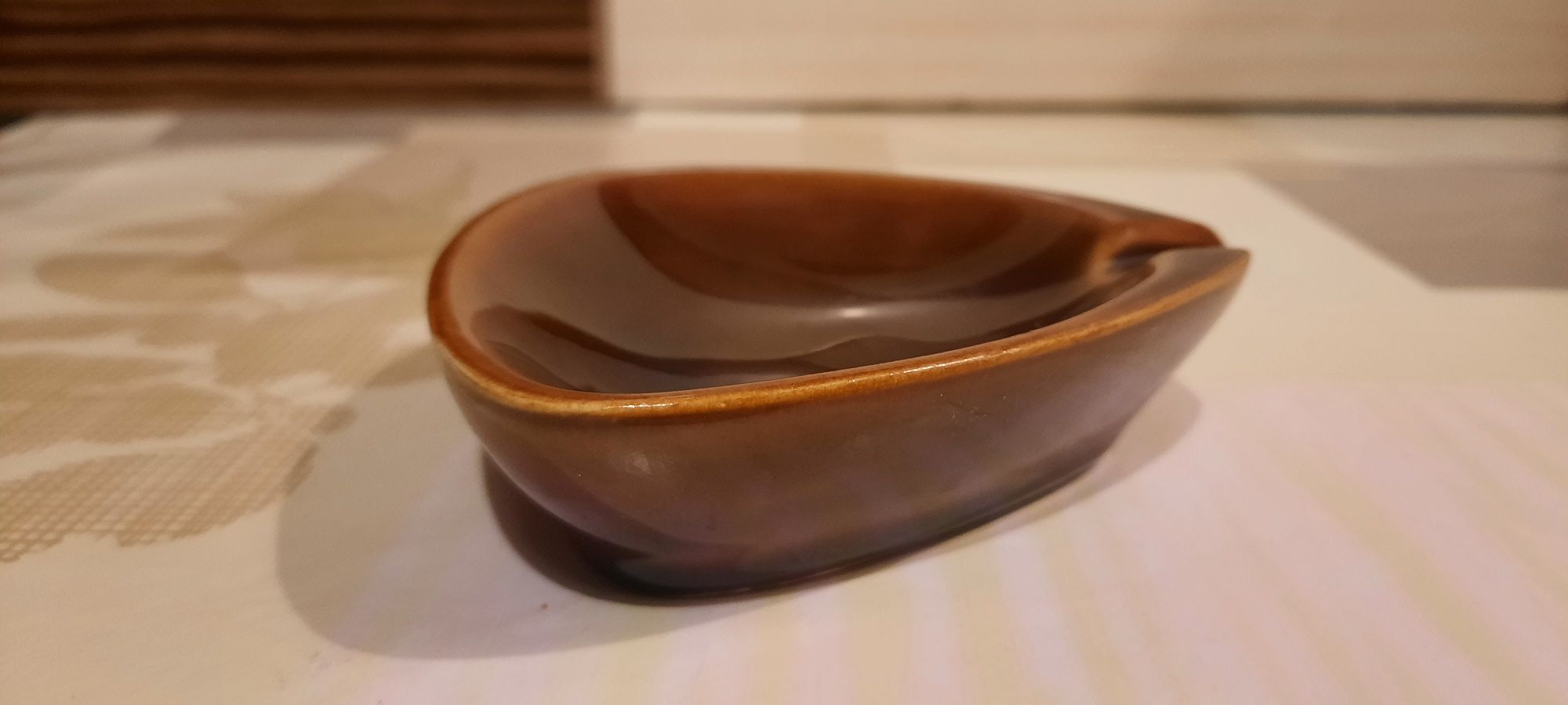 Trójkątna popielniczka porcelit Pruszków PRL