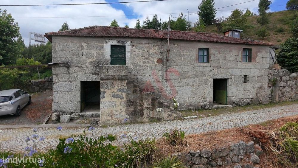 Moradia T3 para restauro em Silvares, Lousada