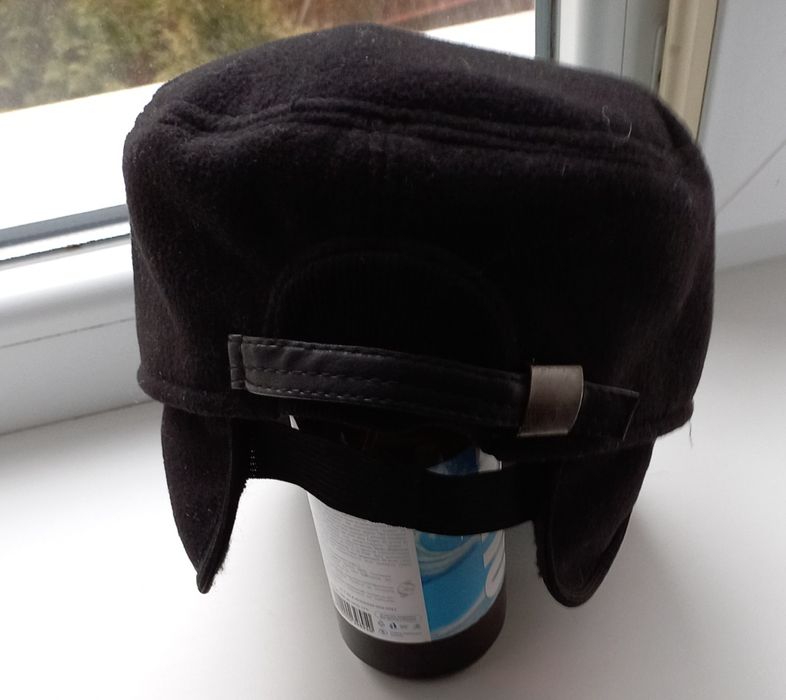 Кепка чоловіча, з жорстким козирьком, відкладається на вуха