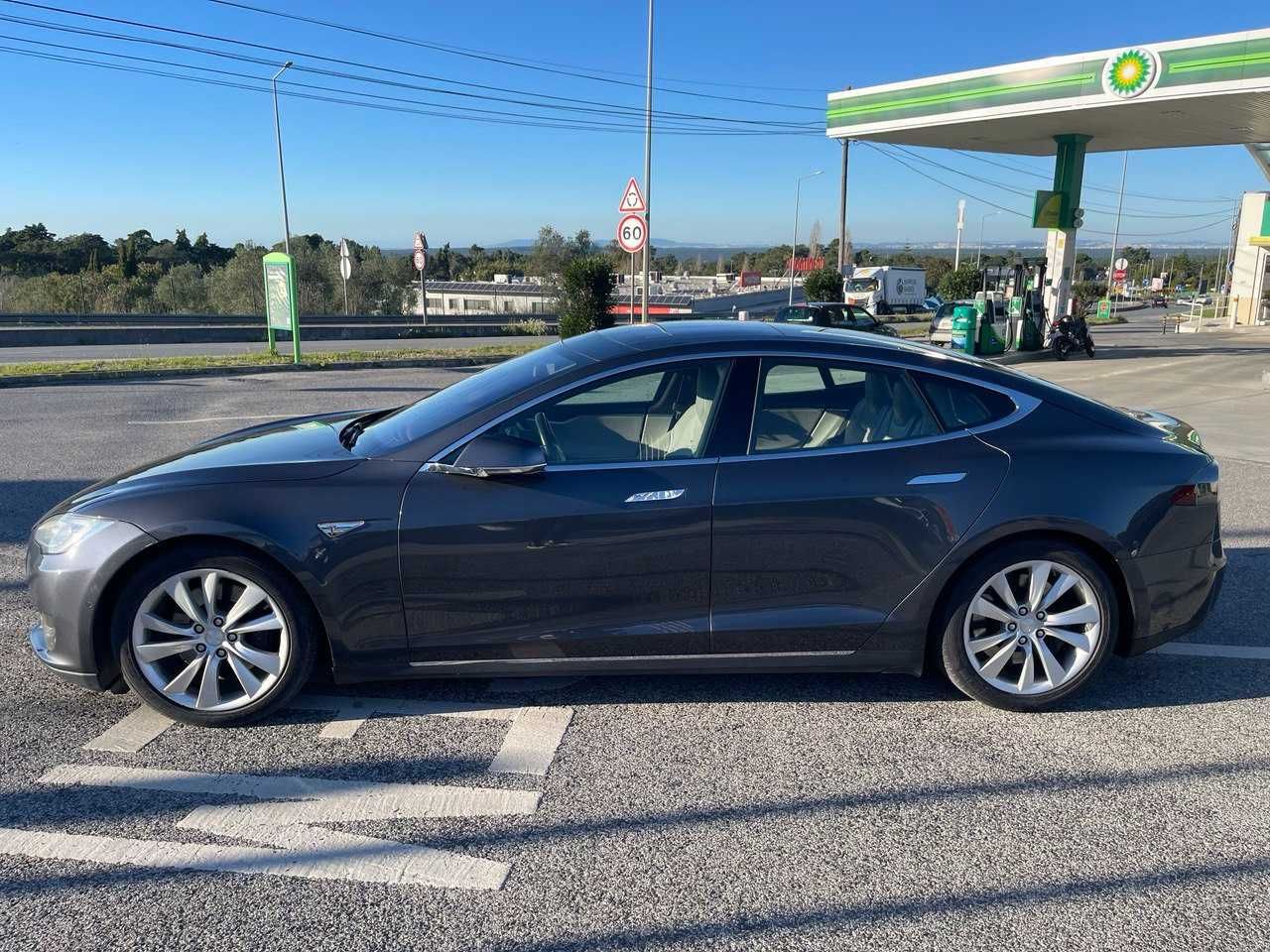 Tesla Model S 85 D