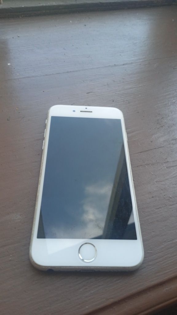 iPhone 6s 32gb 
хороший стан, все працює, недавно мінявся аку