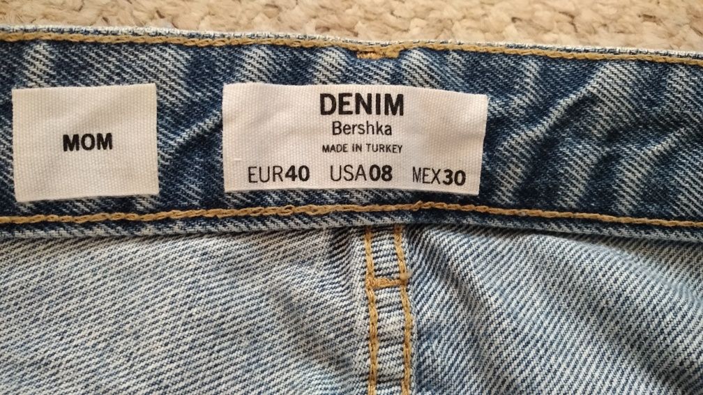 Рвані джинси мом Bershka