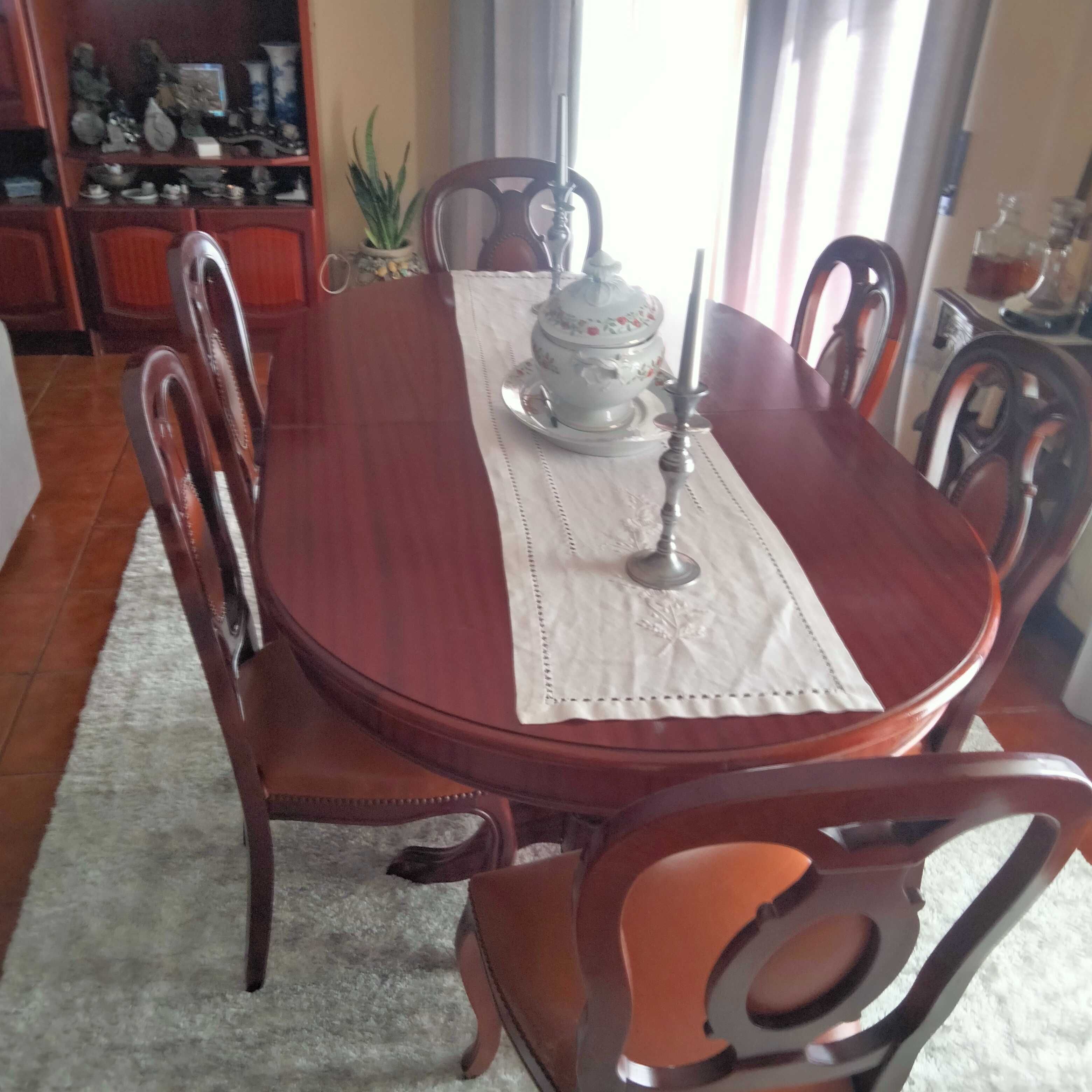 Mesa extensível em Mogno