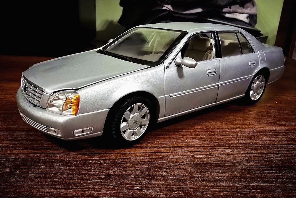 Cadillac DTS DeVille 1:18