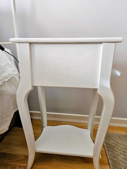 Mesinha de Cabeceira em pinho, pintada de branco