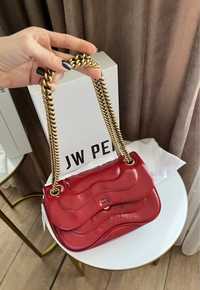 JW PEI сумка червона стьобана з ланцюгом
