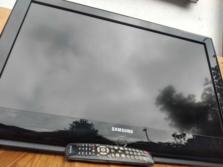 Telewizor Samsung 32 cale TV + pilot + uchwyt na TV