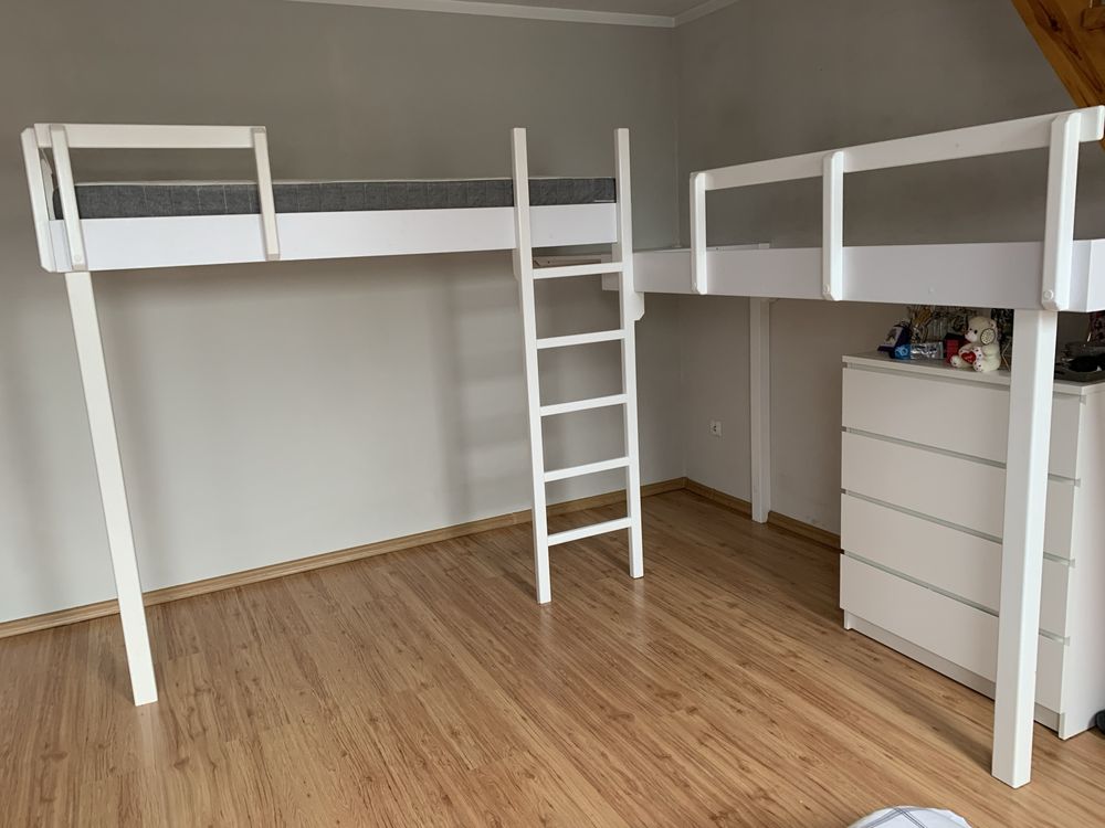 Łóżko piętrowe ze stolikiem pomiędzy